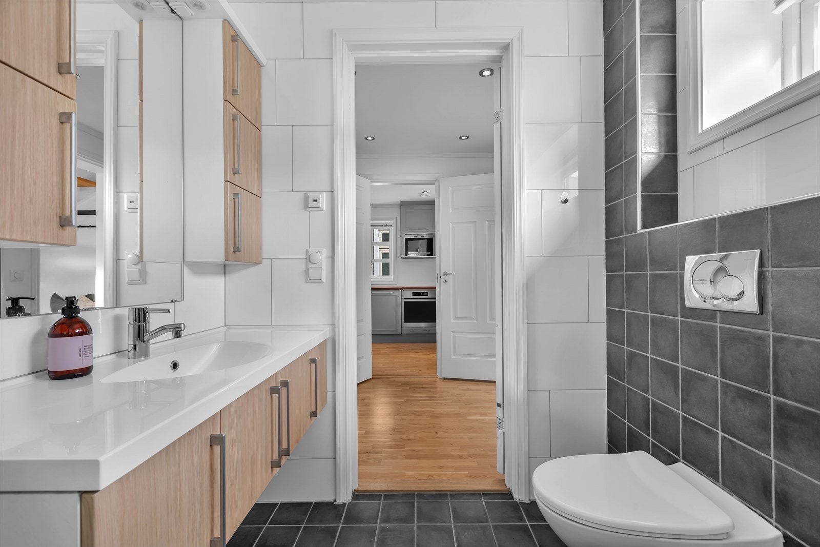 Vegghengt wc og skap. Galleribilde