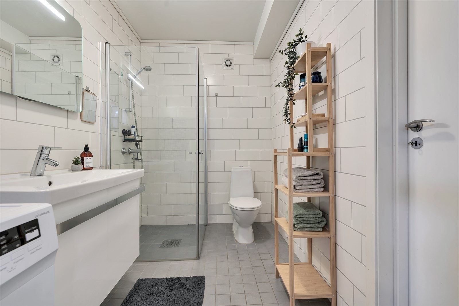 Badet er flislagt - varmekabler og plass til vaskemaskin. Galleribilde