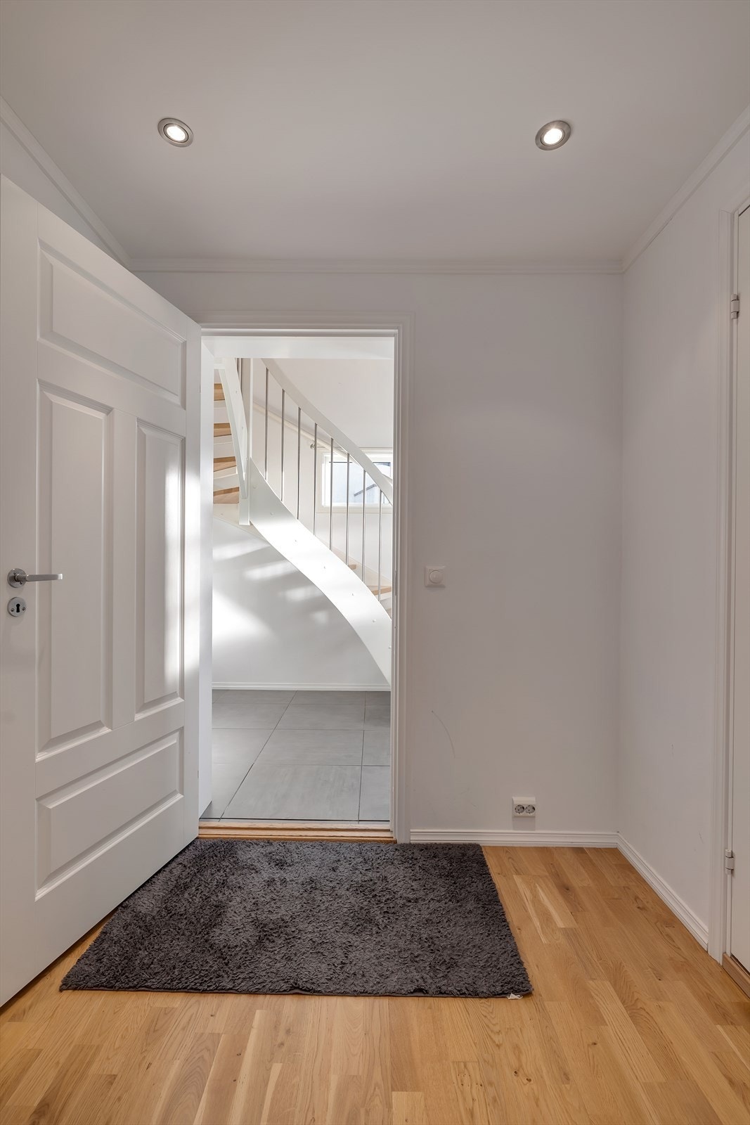 Entré, yttergang og trapp til loftet. Galleribilde