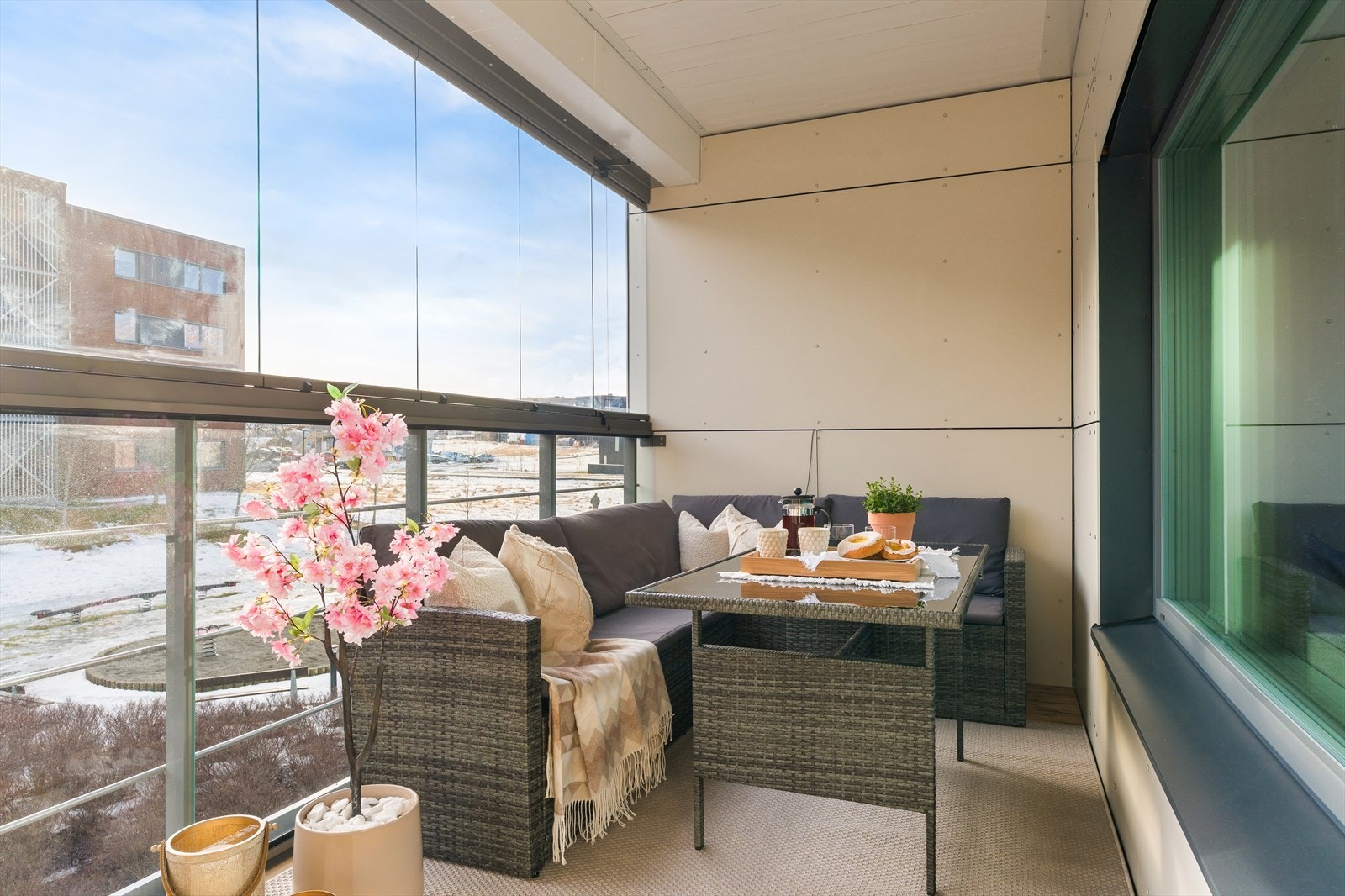 På sommers tid kan man nyte solen fra morgen til kveld, så her kan man utnytte varme sommerdager til det fulle. Innglassingen kan åpnes og lukkes etter behov. Galleribilde