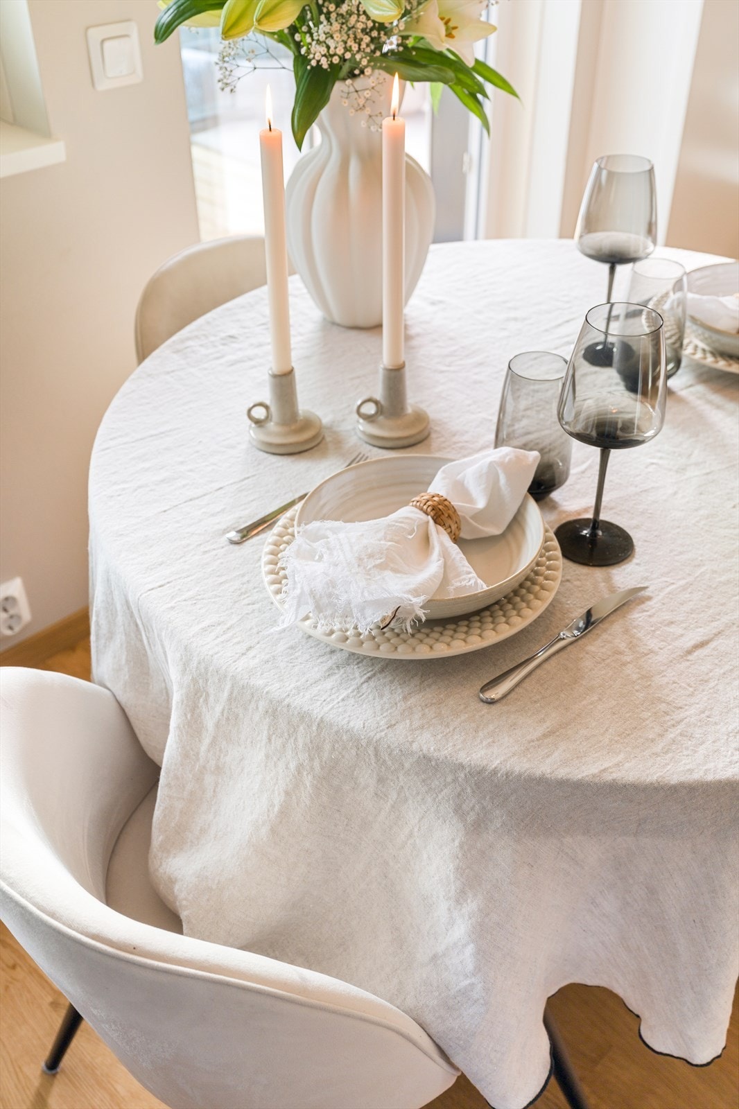 Kjøkkenet har blitt oppgradert med folierte fronter, ny integrert stekeovn i 2026 som har tre års garanti, og ny platetopp i 2026. Galleribilde