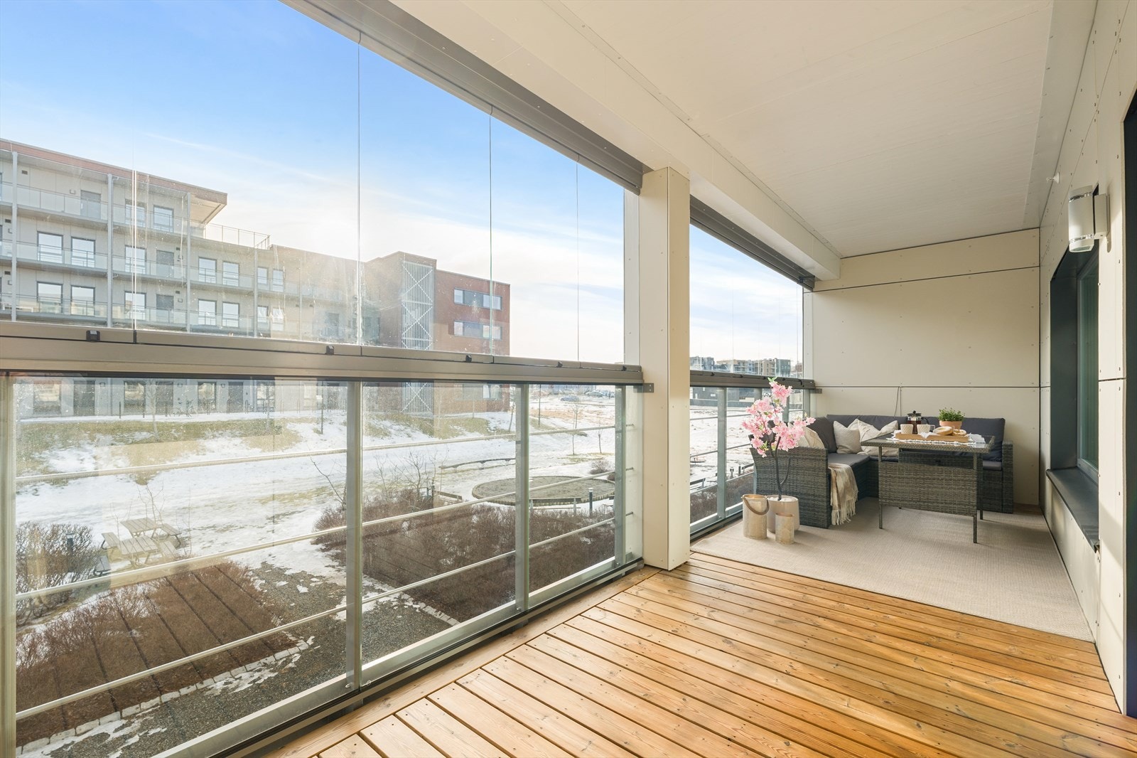 Balkongen vender mot sørvest hvor solstrålene skimter fra morgen til ettermiddag. Uterommet oppleves som lunt, og byr på gode møbleringsmuligheter. Galleribilde