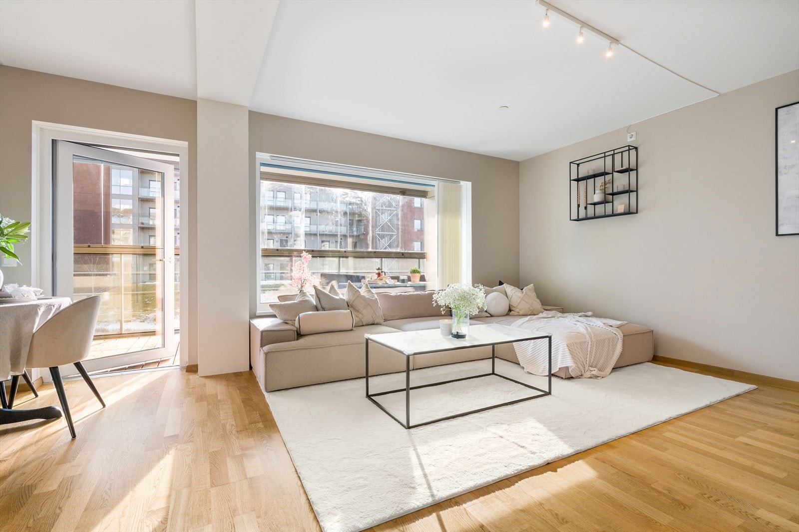 Boligen er en del av et høysatsningsprosjekt bygget etter passivhusstandard, noe som gir lavt energiforbruk og lave bokostnader. Med effektive løsninger som fjernvarme og god isolasjon kombineres moderne komfort med økonomisk og miljøvennlig drift. Galleribilde