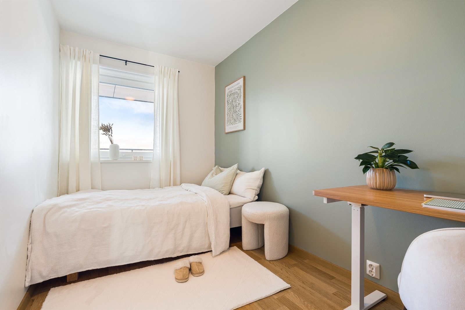 Hjemmets andre soverom måler hele 7,5 m² og kan benyttes som gjesterom, men er også godt egnet til f.eks. barnerom eller kontor. Galleribilde