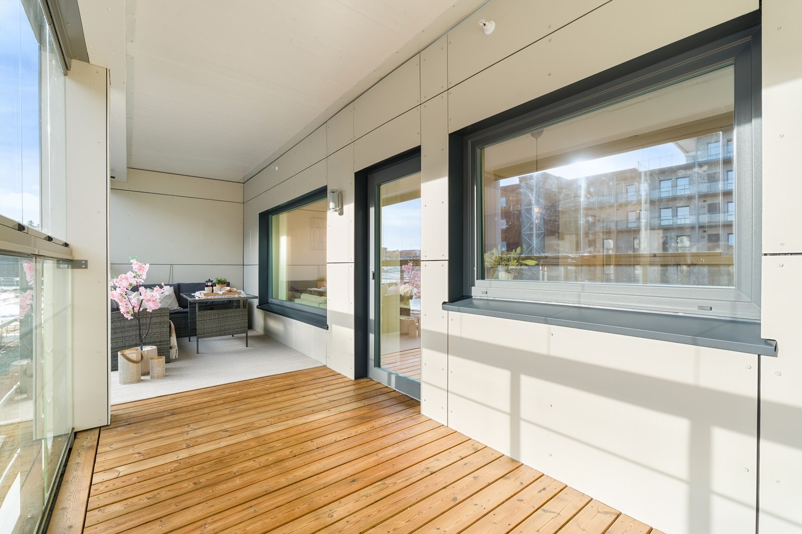 Fra stuen er det utgang til en egen og innglasset balkong på hele 18 m² som enkelt fungerer som en forlengelse av oppholdsrommet på sommerstid. Galleribilde