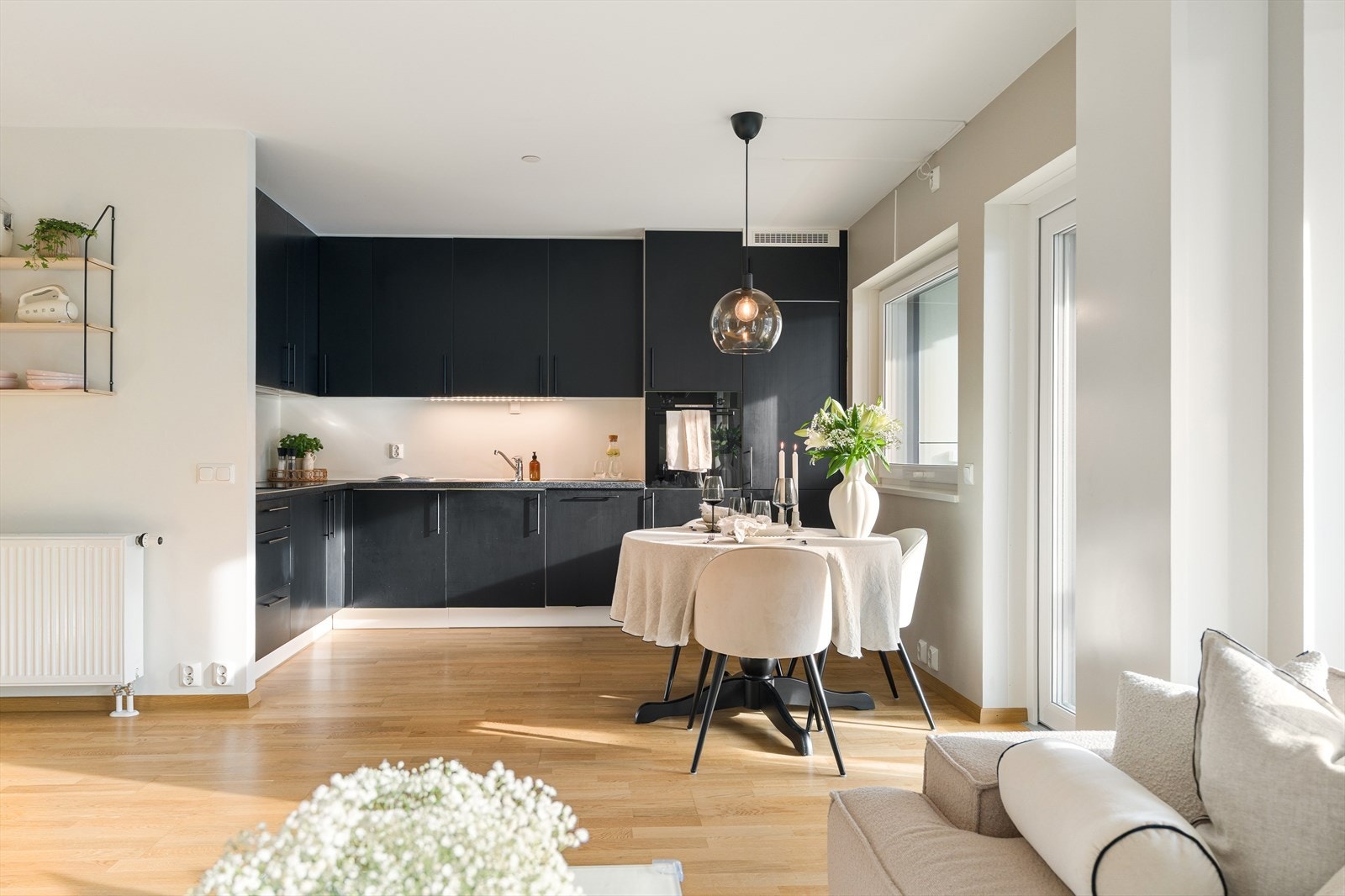 Leiligheten som ble ferdigstilt i 2017, har en moderne standard med en funksjonell planløsning, delikate farger og balansert ventilasjon som gir et best mulig inneklima. Galleribilde