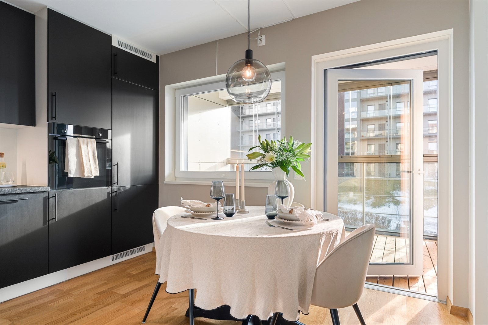 Spisestuen har sin naturlige plass i rommet, og fungerer som et bindeledd mellom stue og kjøkken. Her kan man fint innrede med et langbord eller bord med klaff/ileggsplater slik at det kan gjøres større ved behov. Galleribilde