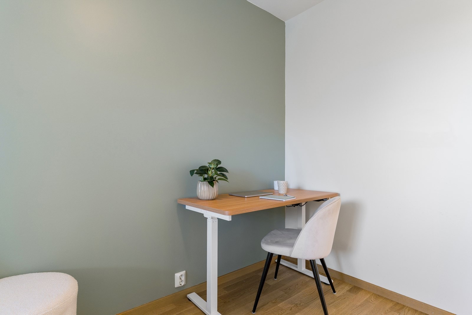 Overflatene på soverommet er malt i duse og behagelige farger, og de store vindusflatene sørger for god gjennomlysning. Galleribilde