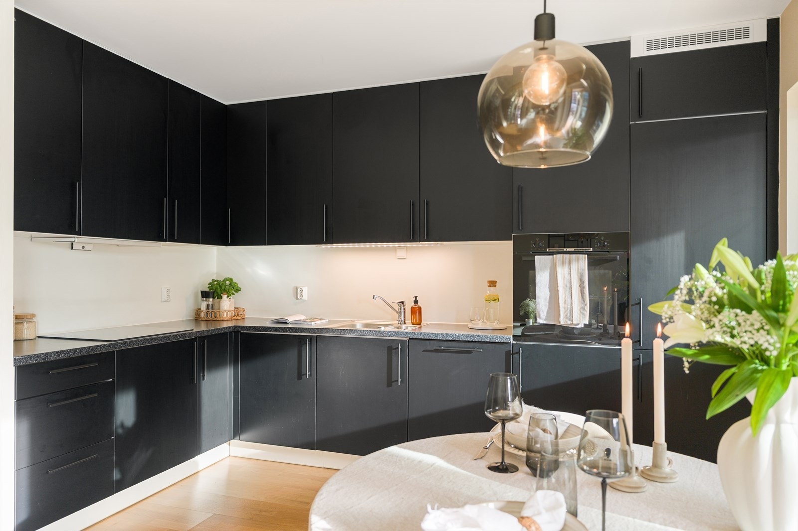 Kjøkkenet er levert av kvalitetsleverandøren HTH og har slette fronter og integrerte hvitevarer. Her har man et funksjonelt og praktisk kjøkken i en moderne og tidløs utførelse, som har godt med skap- og benkeplass for kokkelering og oppbevaring. Galleribilde