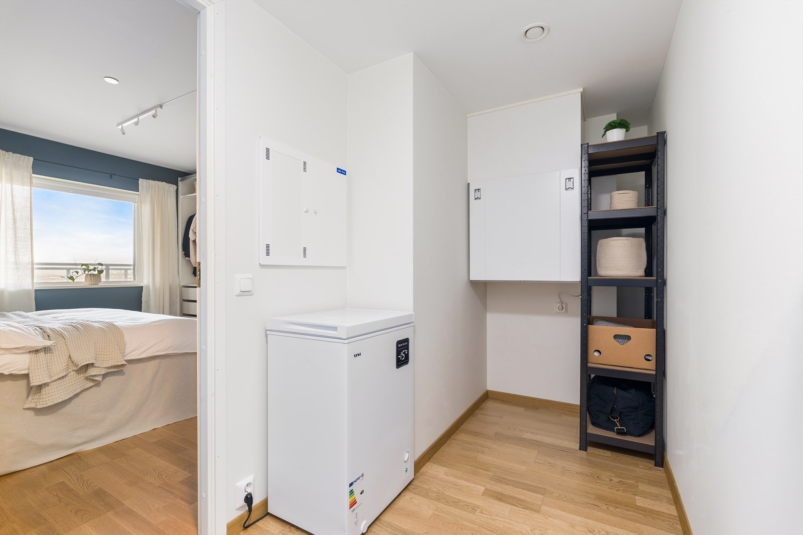 Boligen har fått energimerke B, merket med en lysegrønn farge. Dette indikerer at boligen har god energieffektivitet, noe som gir lavere energikostnader og et behagelig inneklima. Galleribilde