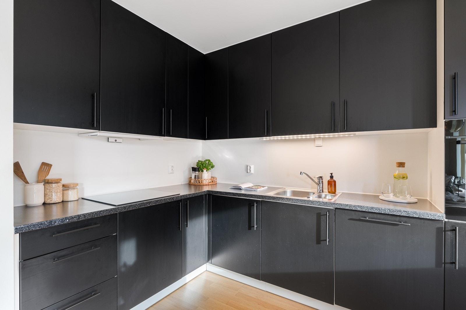 Boligens er innredet med mekanisk avtrekksvifte/aggregat over stekesone og opplegg for oppvaskmaskin. Det er integrert platetopp, stekeovn, kjøleskap, fryseskap, oppvaskmaskin, lekkasjedetektor, samt komfyrvakt over stekesone. Galleribilde