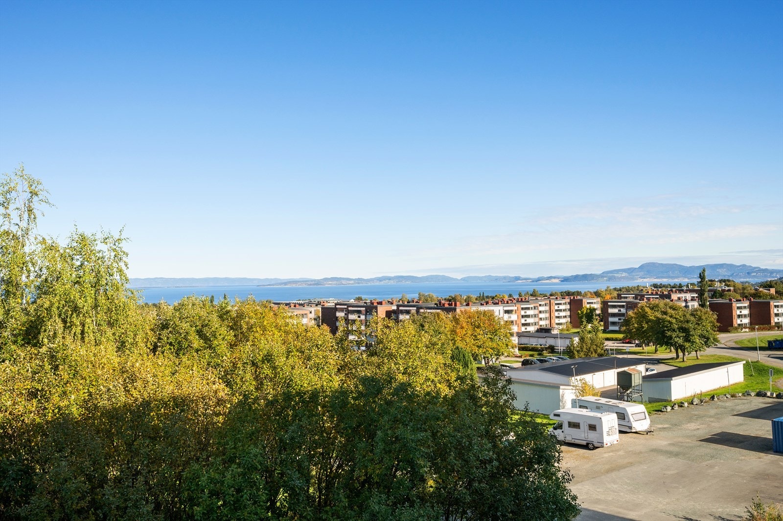 Området oppleves som veldig rolig, og leilighetene gir god isolasjon mot støy. Nåværende eier opplyser om at de har satt pris på et rolig nabolag, boligens beliggenhet, samt gode turmuligheter. Galleribilde