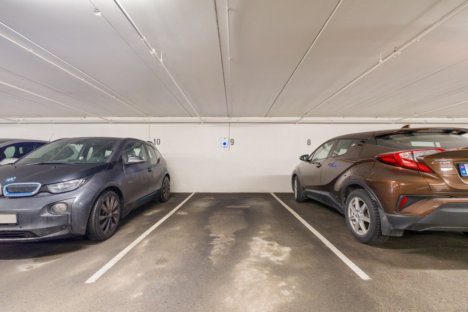 Hjemmet har egen parkeringsplass i oppvarmet parkeringskjeller, hvor det er mulighet for elbillader. Det er plass nr. 9 som tilhører leiligheten. Gjesteparkering skjer på felles oppstillingsplass på sameiets tomt. Galleribilde