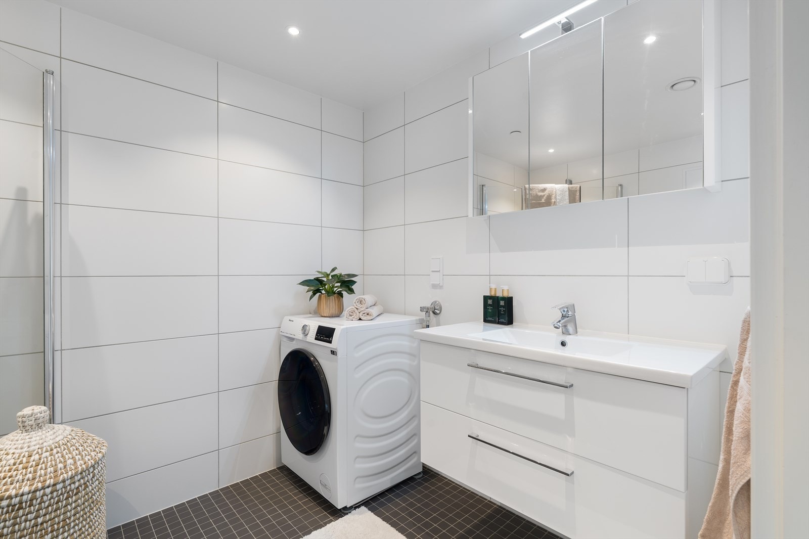 Badet er tilknyttet leilighetens ventilasjonsanlegg med mekanisk avtrekk. Dette sikrer kontinuerlig luftutskifting, fjerner effektivt fukt og lukt, og bidrar til et sunnere inneklima. Galleribilde