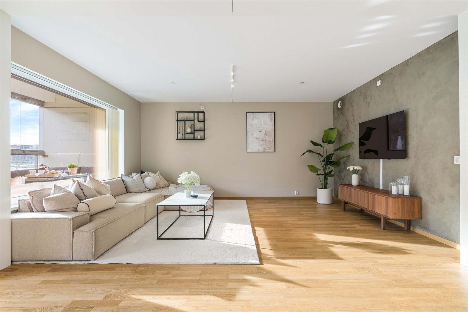 En åpen stue- og kjøkkenløsning på 34,5 m² danner boligens samlingspunkt, hvor det her er god plass til sosiale sammenkomster samt gode møbleringsmuligheter. Galleribilde