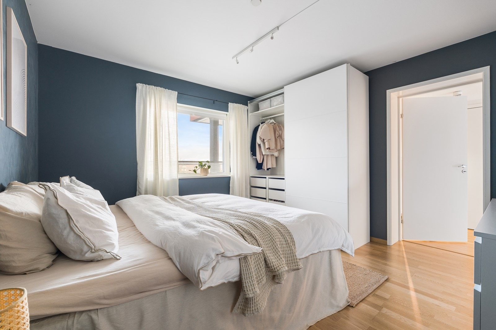 I tilknytning til hovedsoverommet har man tilgang til en praktisk innvendig bod som fint kan benyttes som et walk-in-closet. Galleribilde