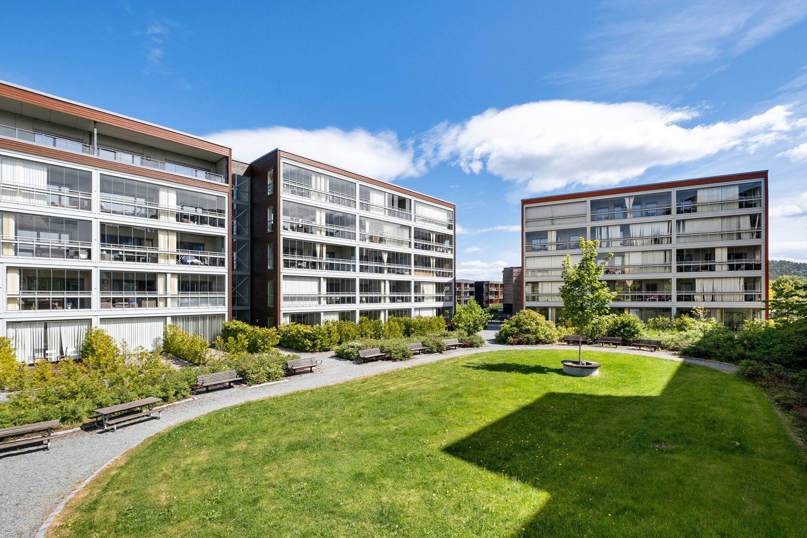 Velforeningen i området, som alle beboere i sameiet er en del av, har etablert flere fine områder rundt boligen. Blant annet er det etablert flere lekeplasser, benker, og en grillhytte som alle i velforeningen kan benytte seg av. Galleribilde