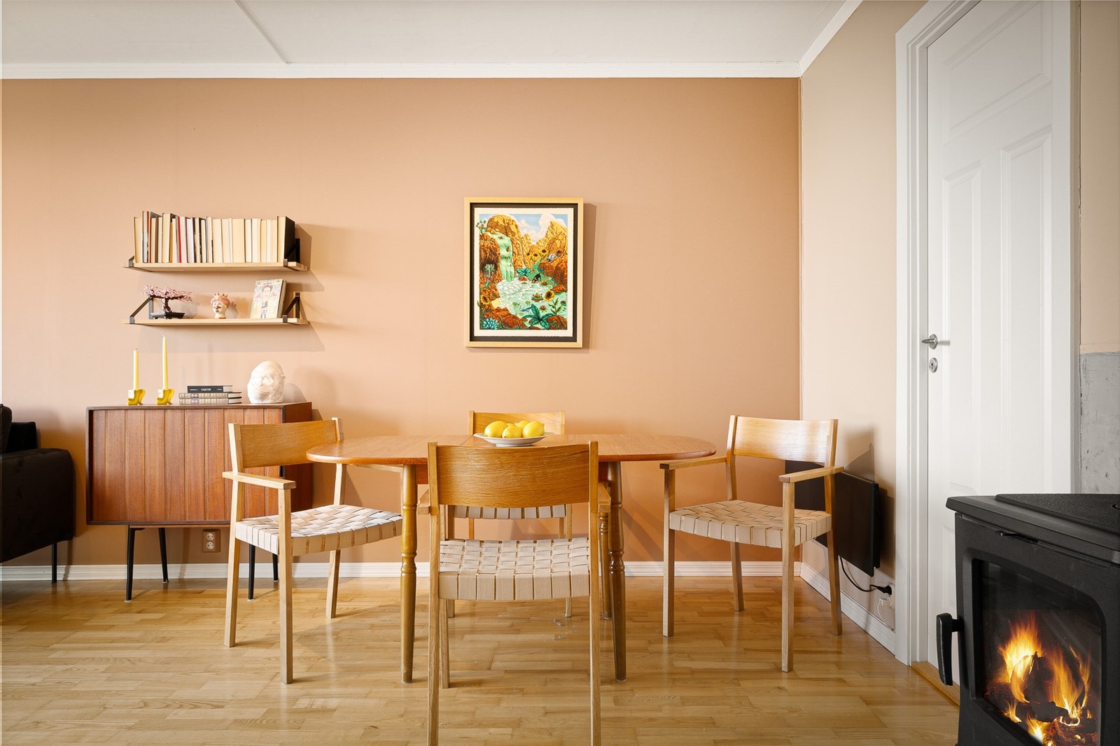 Det er god plass til flere middagsgjester rundt spisebordet. Galleribilde