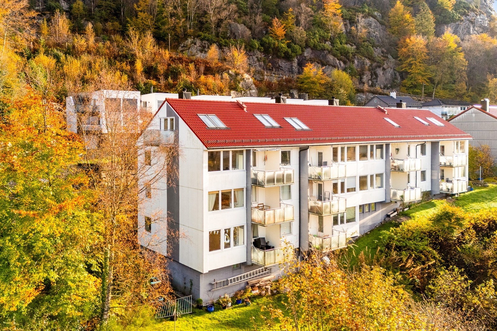 Sameiet Nylandsveien 22/24 består av 12 leiligheter og i 2017 ble det skiftet tak på bygget. Galleribilde