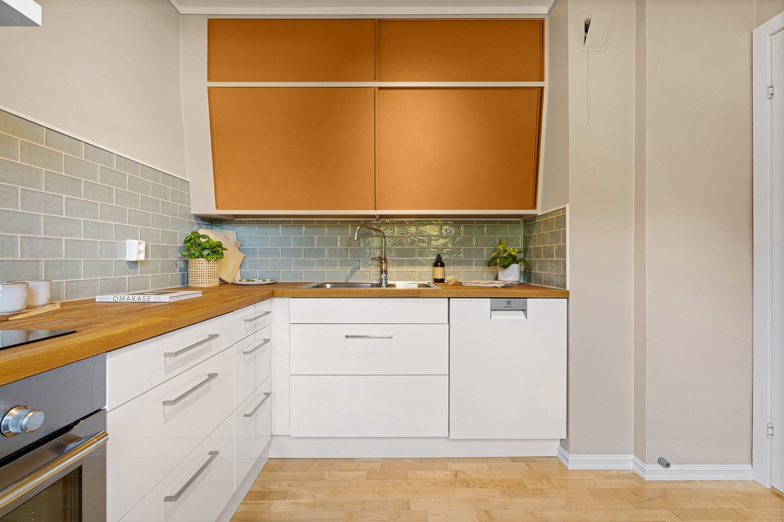 Det er integrert platetopp og stekeovn, samt frittstående oppvaskmaskin og kjøleskap med fryser. Galleribilde