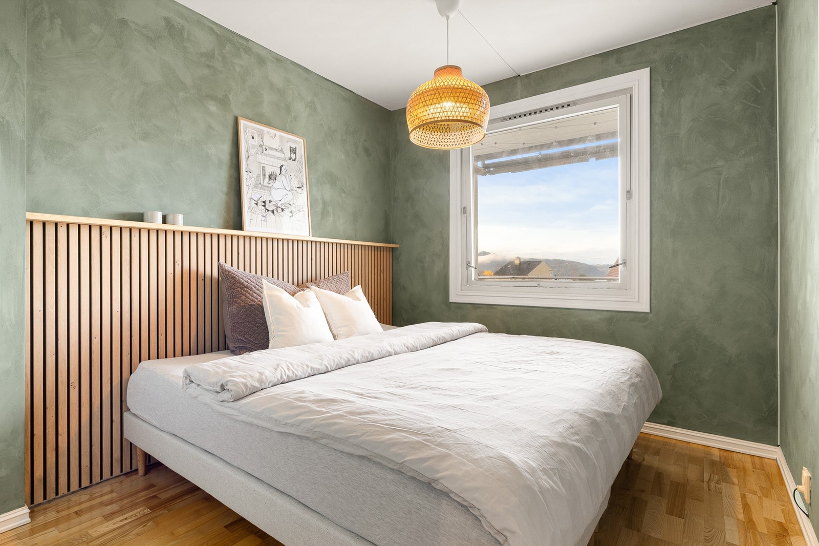 Innbydende soverom oppgradert i 2024 med kalkmaling på vegger og en flott eikefarget spilevegg. Galleribilde