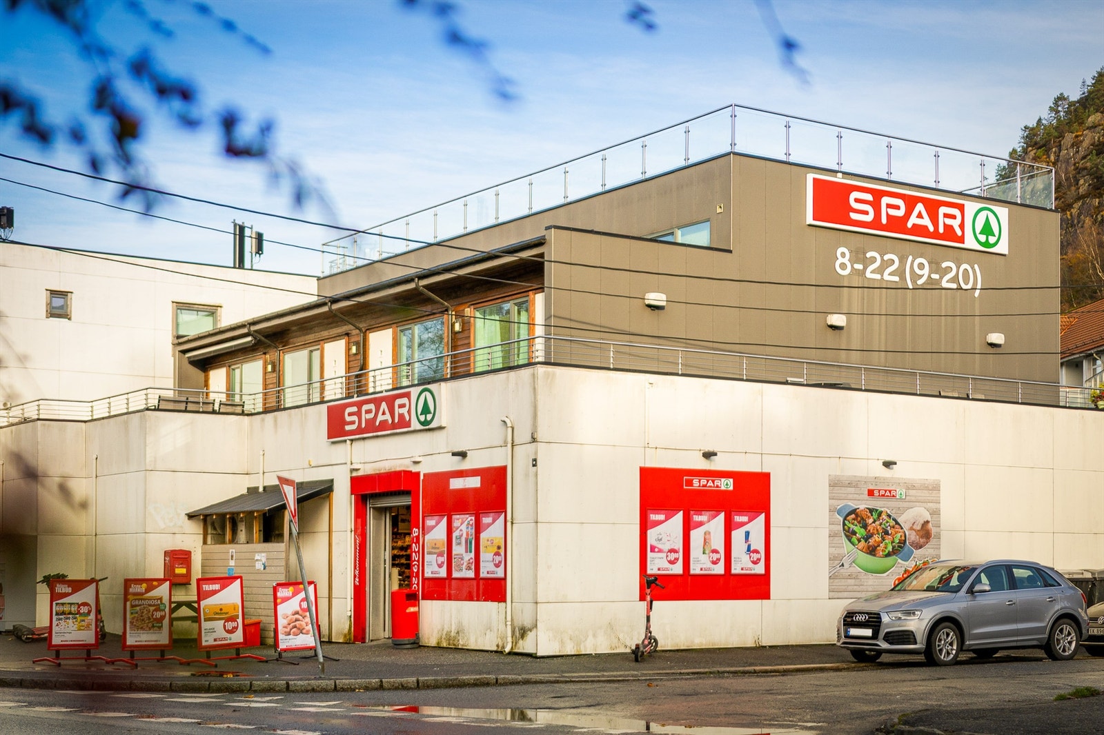Fra boligen er det ca. 2 minutters gange til dagligvarebutikken Spar og bussholdeplass med hyppige avganger mot Bergen sentrum og Åsane. Galleribilde