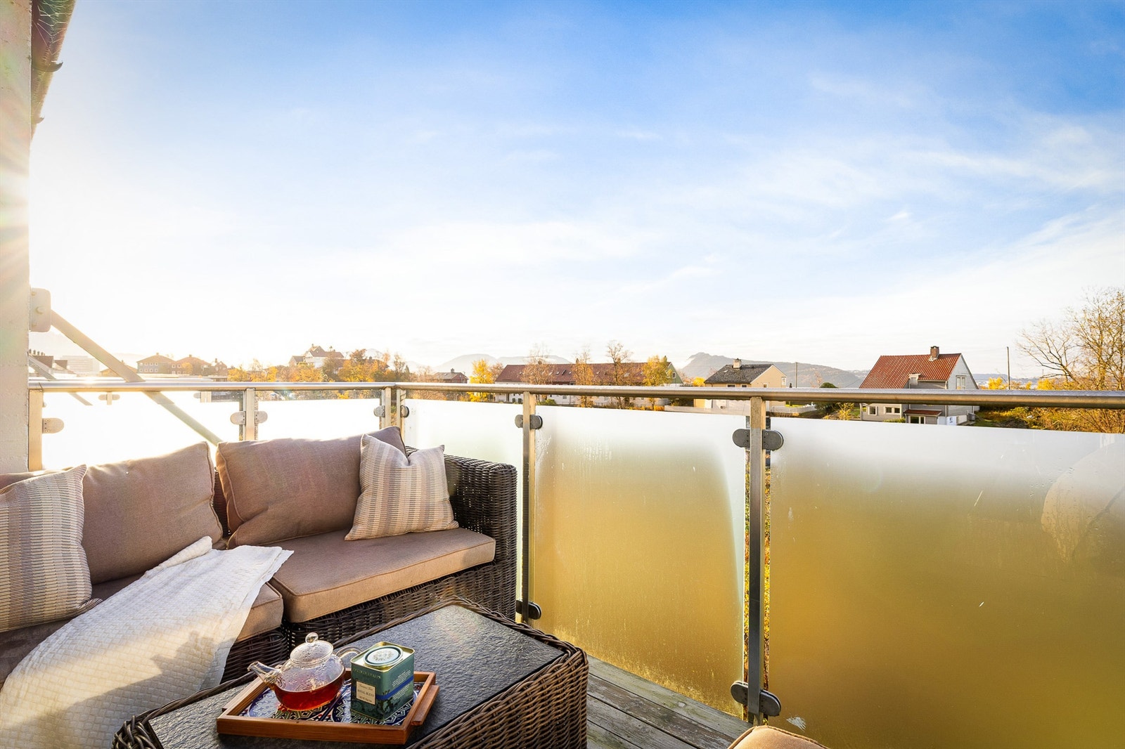 Fra stuen er det utgang til en vestvendt balkong som måler ca. 8 kvm. Galleribilde