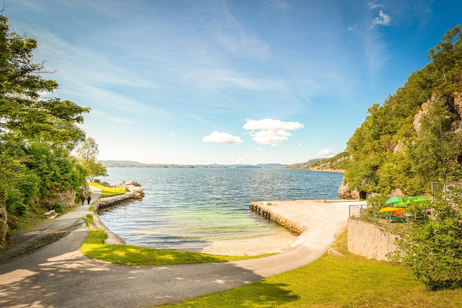 Om sommeren kan man benytte seg av den populær badeplassen på Helleneset. Det er også fine turmuligheter som Hellen Fort, Eidsvågsfjellet, Munkebotn og Sandviksfjellet. Galleribilde