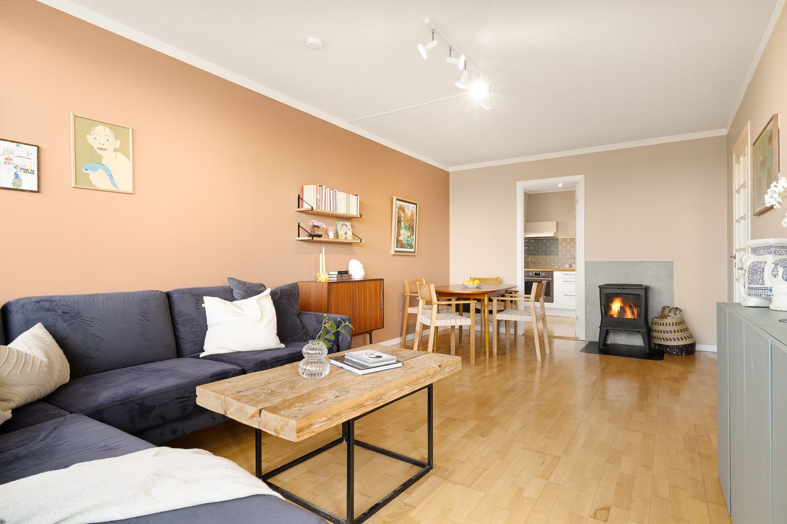 Stuen er romslig med plass til sofagruppe, spisebord og ønsket møblement. Galleribilde