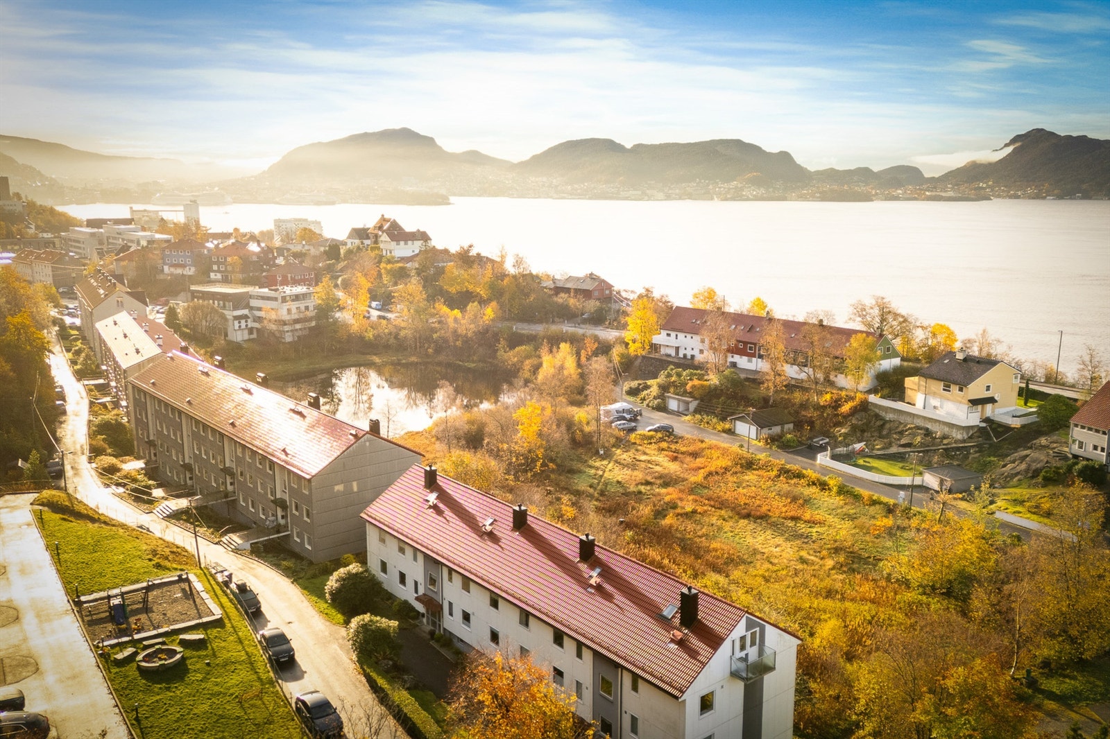 For de aktive er det treningssenter, flotte turområder, sykkelstier og badeplasser i nærheten. Galleribilde