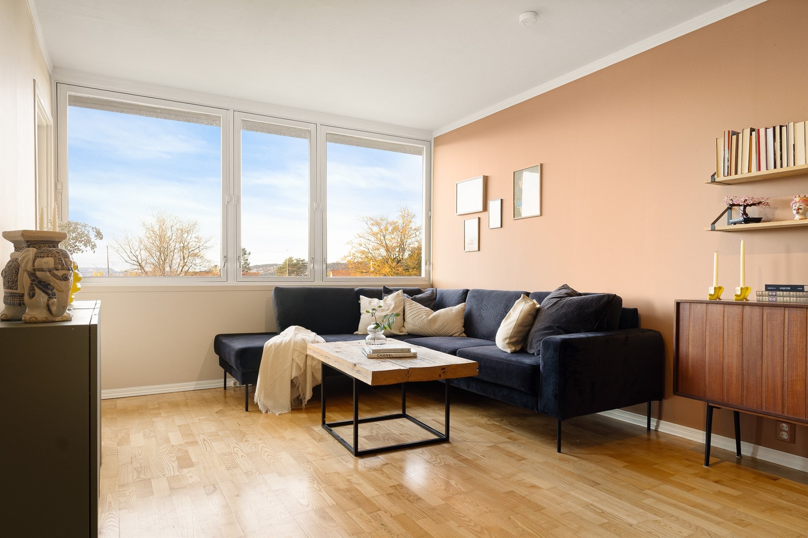 Leiligheten har en gjennomgående god standard med parkett på gulv og veggflater malt i delikate farger. Foto: Stian Inderhaug Galleribilde