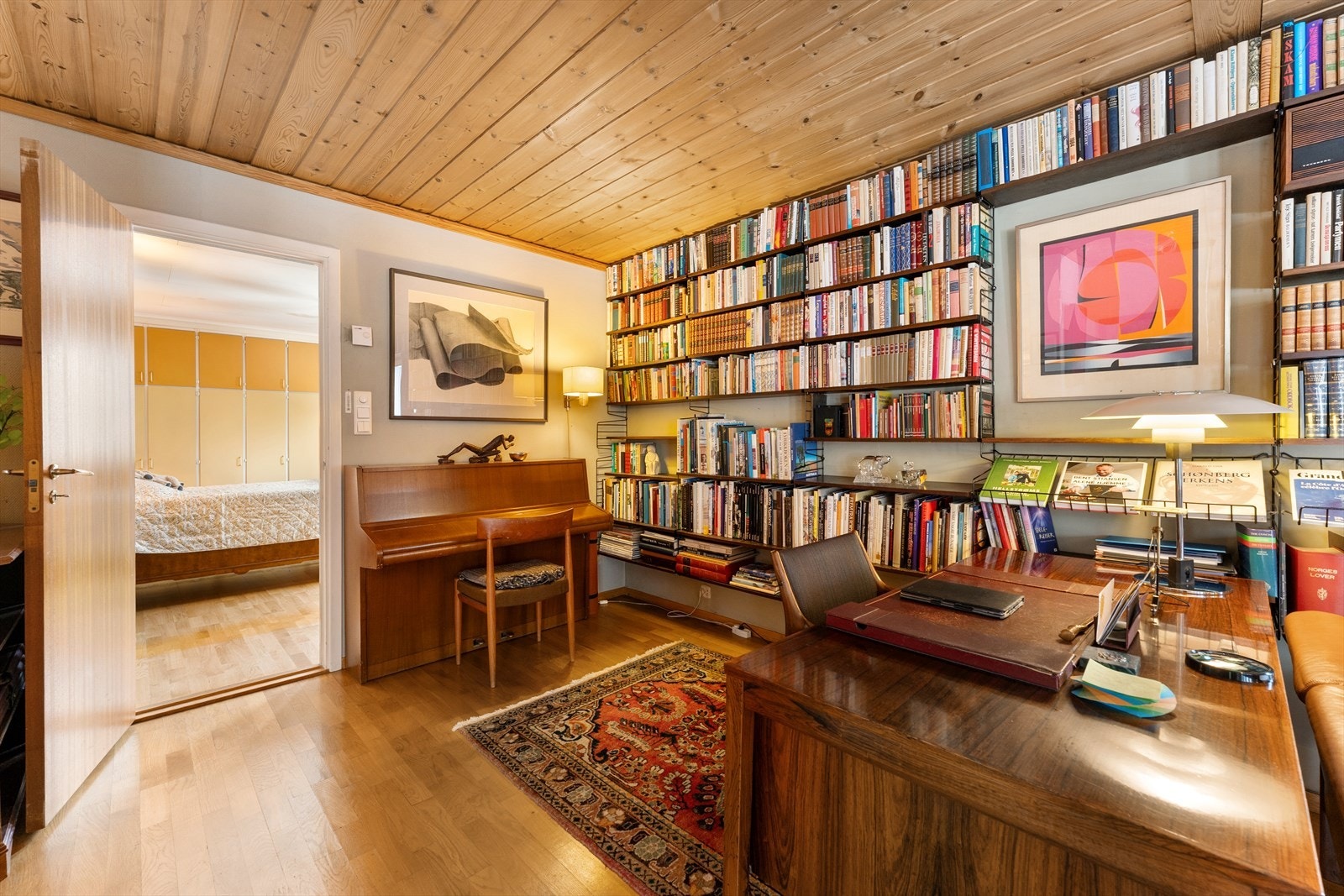 Kontor med videre adkomst til hovedsoverommet. Galleribilde