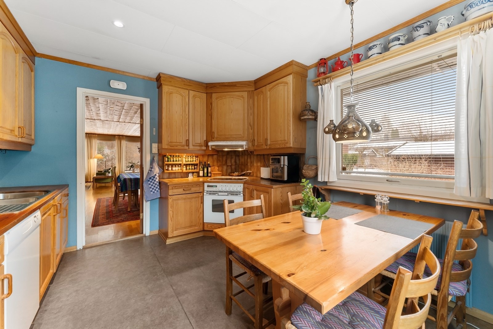 Kjøkkenet opplyses å være fra ca. 1990-tallet. Plass til kjøkkenbord er praktisk i det daglige Galleribilde