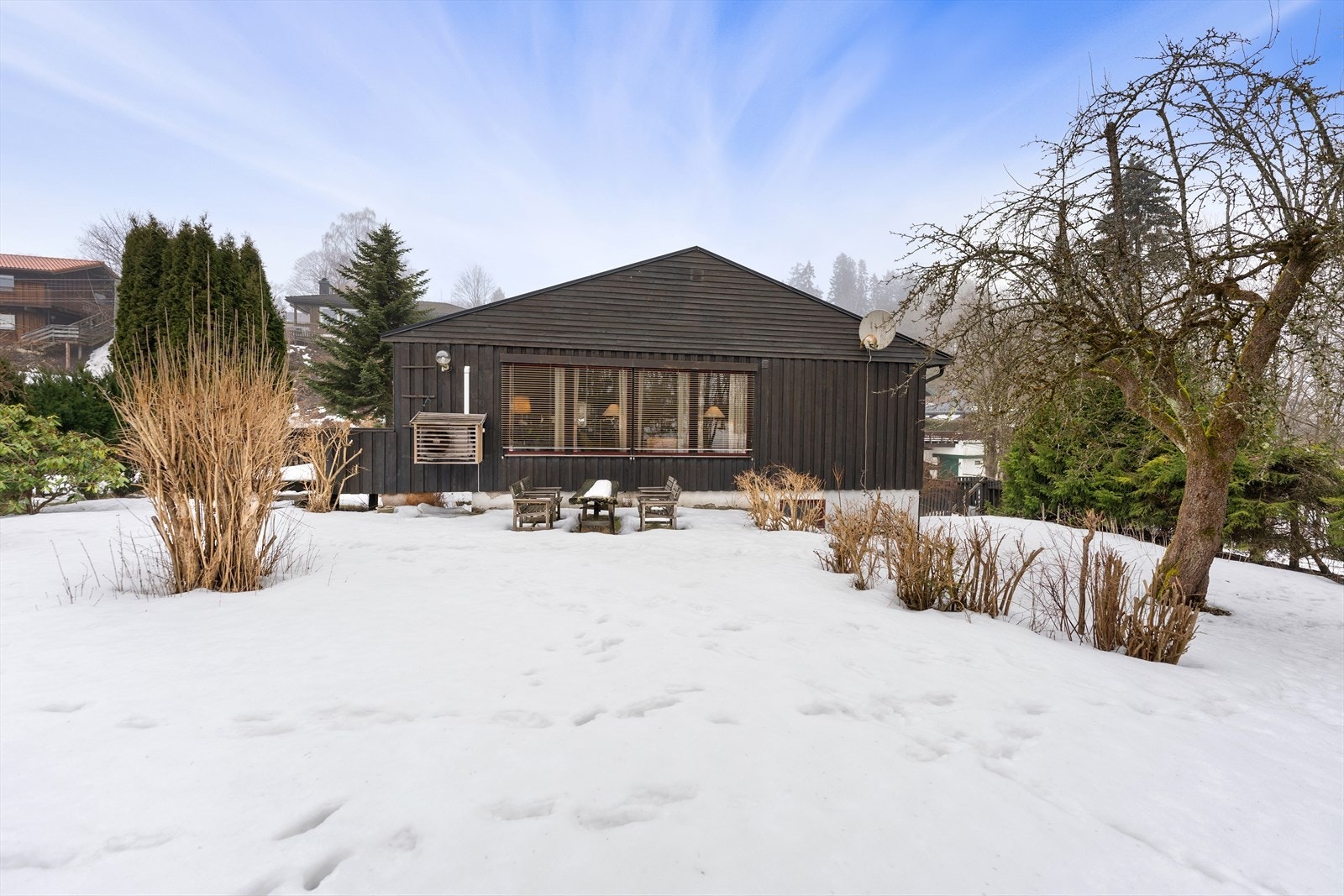 Opparbeidet med steinbelagt gang- og parkeringsareal, gressarealer og diverse beplantninger. Galleribilde