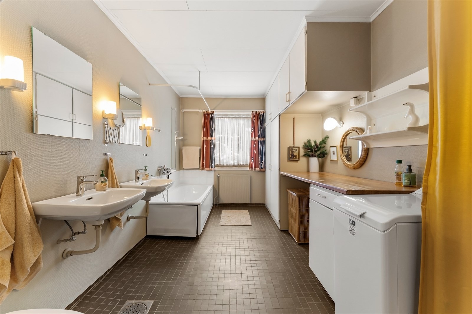 Bad i 1. etasje fra byggeår. Galleribilde