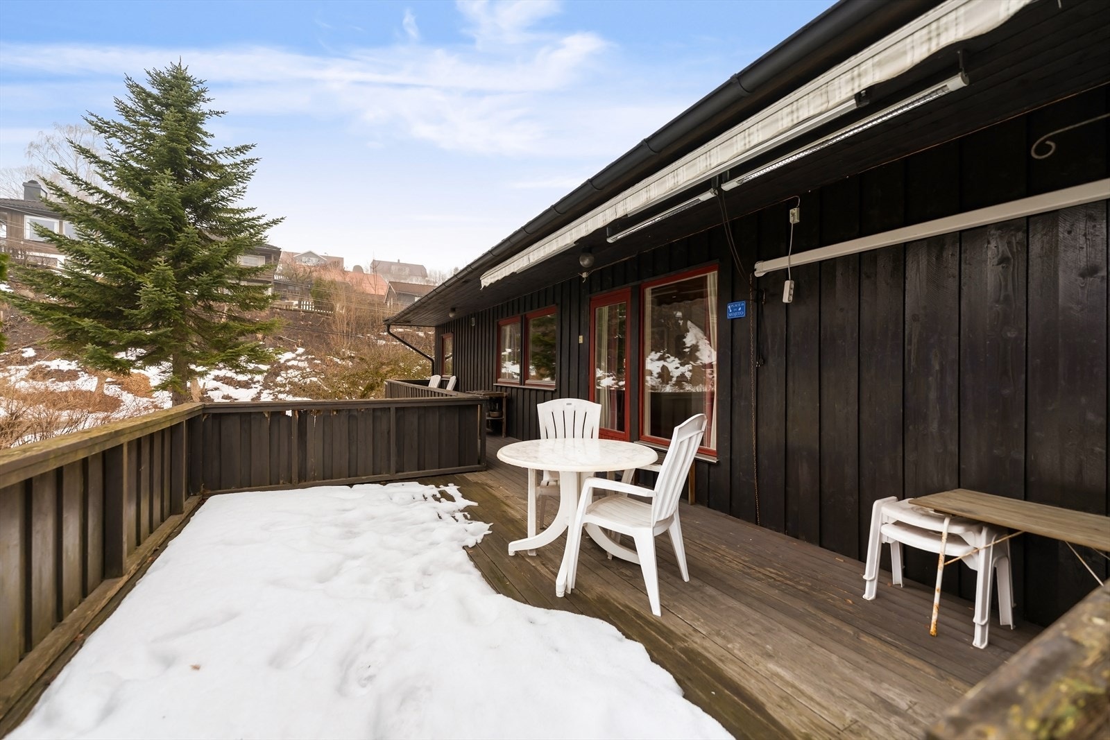 Det er montert markise og varmelamper og terrassen er på 30 kvm. Galleribilde