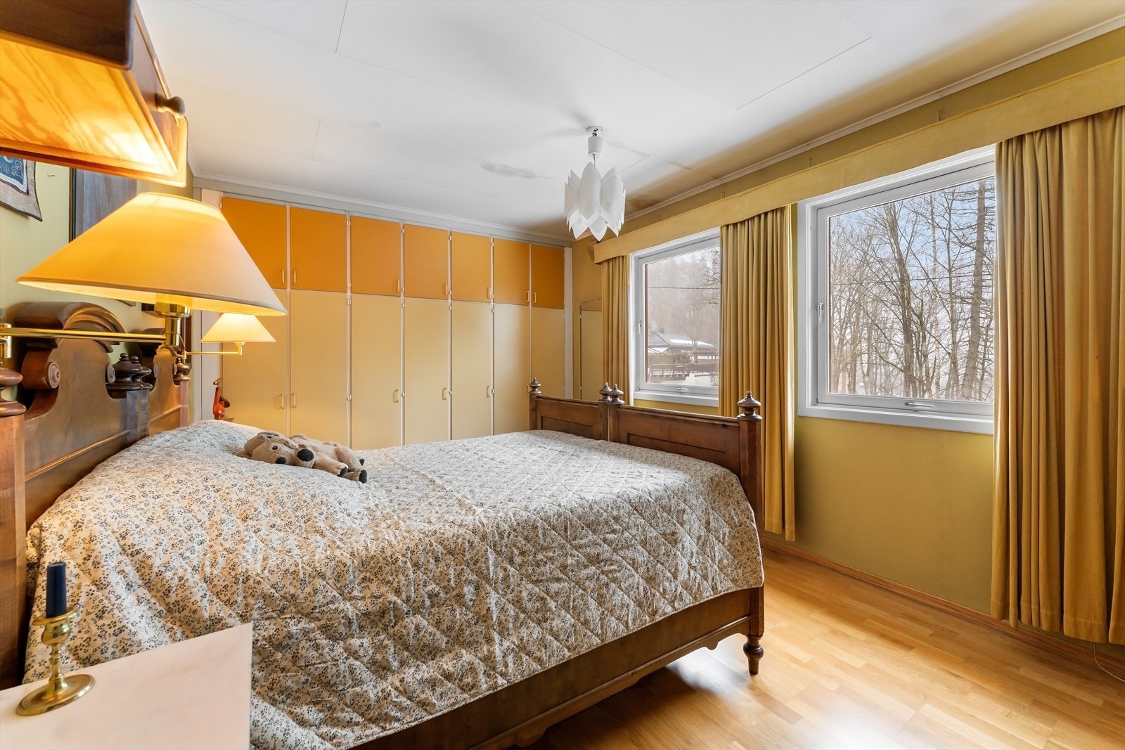 God oppbevaringsplass i garderobeskap. Galleribilde