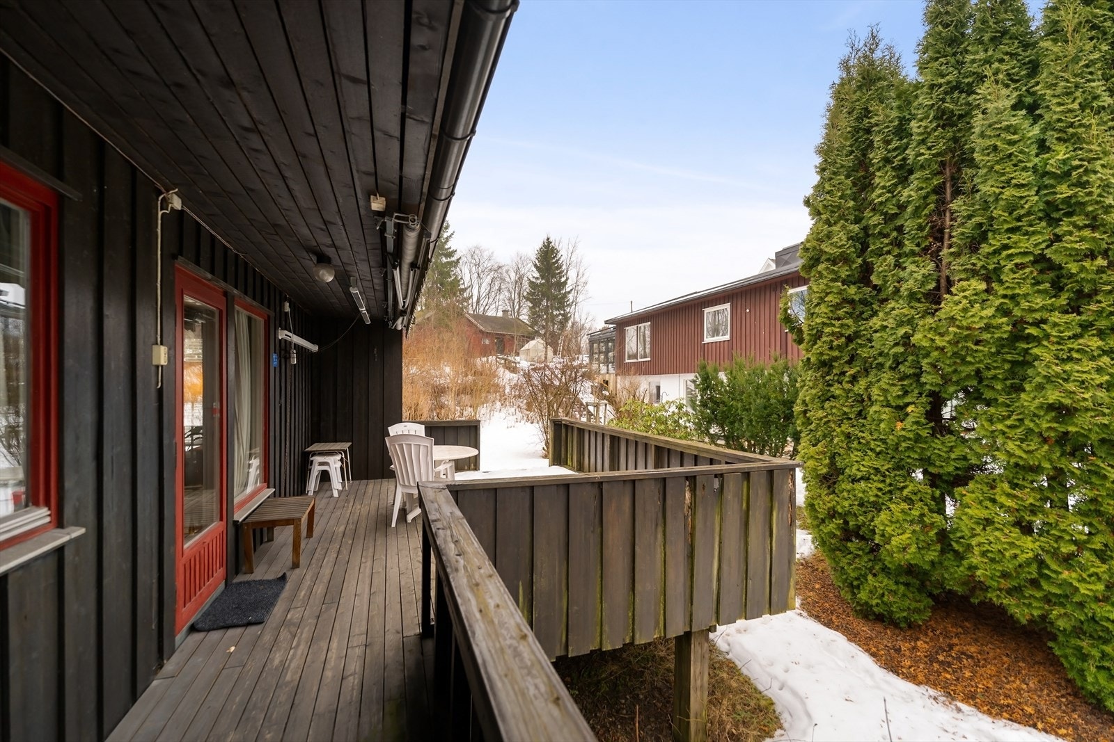 Boligen har delvis overbygd terrasse utenfor stuen i 1. etasje. Galleribilde
