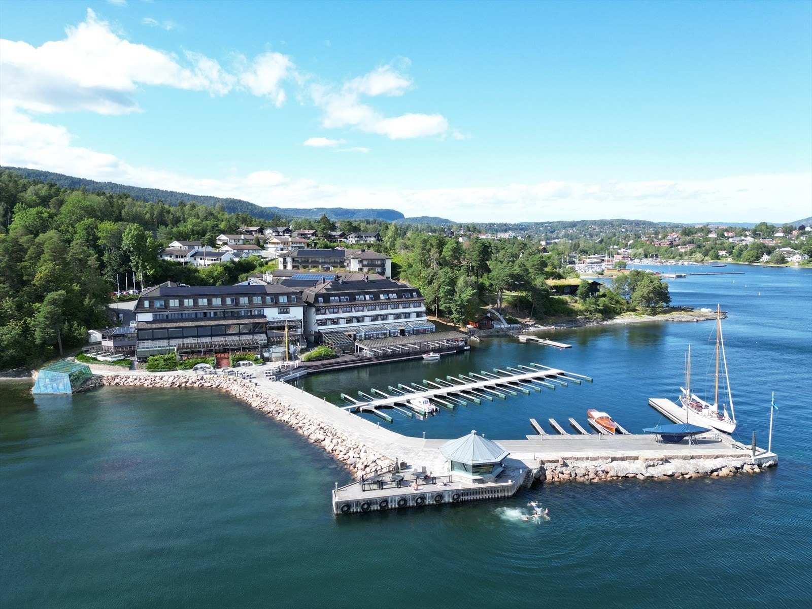 Holmen Fjordhotell med Holmenskjæret i bakkant rundt odden Galleribilde