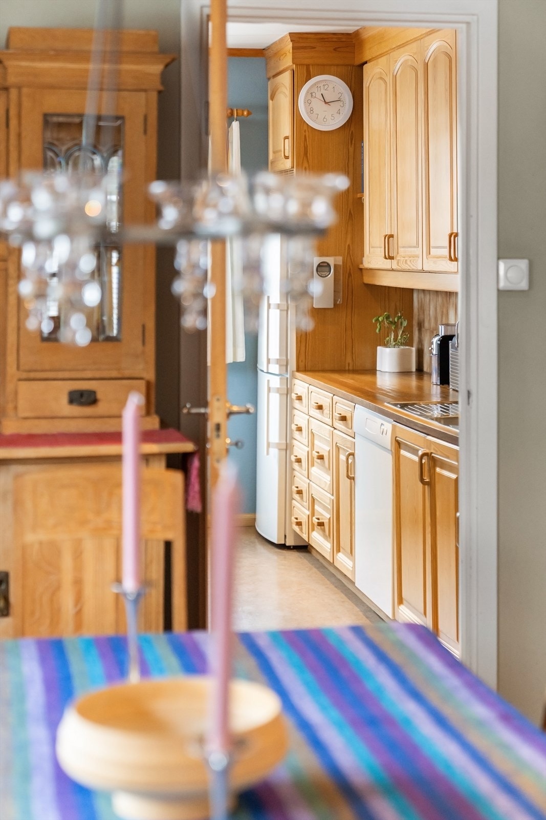 Spisestuen ligger i praktisk forlengelse av kjøkkenet. Galleribilde