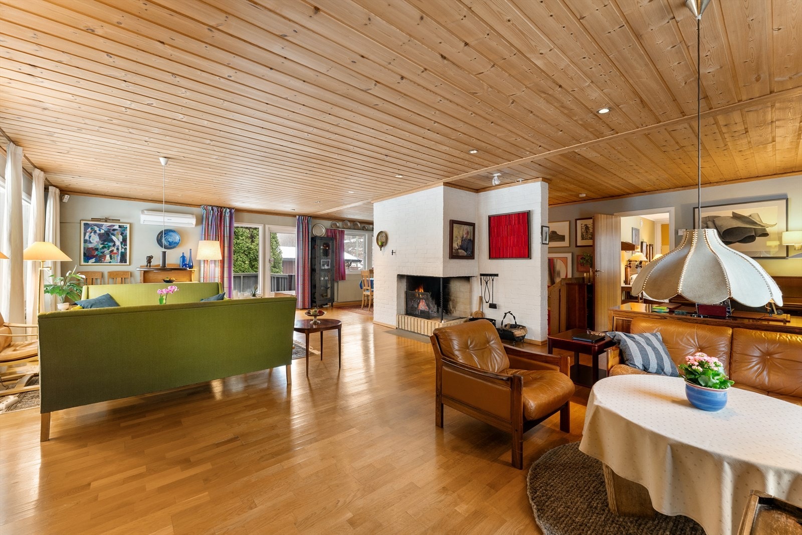 Stor og åpen stue i 1. etasje. Lys inn fra tre kanter Galleribilde