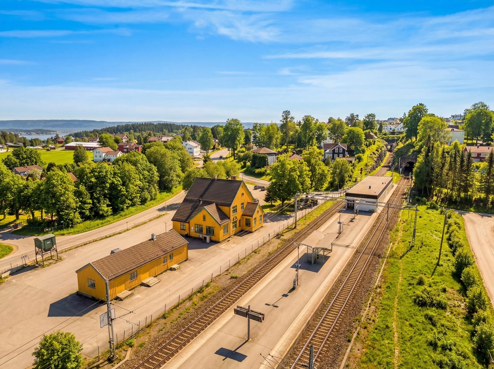 Ravnsborg bussholdeplass ligger ca. 5 mintter fra boligen. Det er ca. 10 minutter gange til Fekjan med eksbressbuss i rushtiden mot Oslo. Hvalstad lokaltog stasjon med linje L1 ligger ca. 15 minutter gange unna. Galleribilde