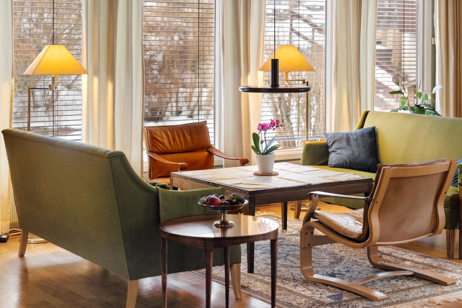 Store vindusflater med fint utsyn mot hagen. Galleribilde