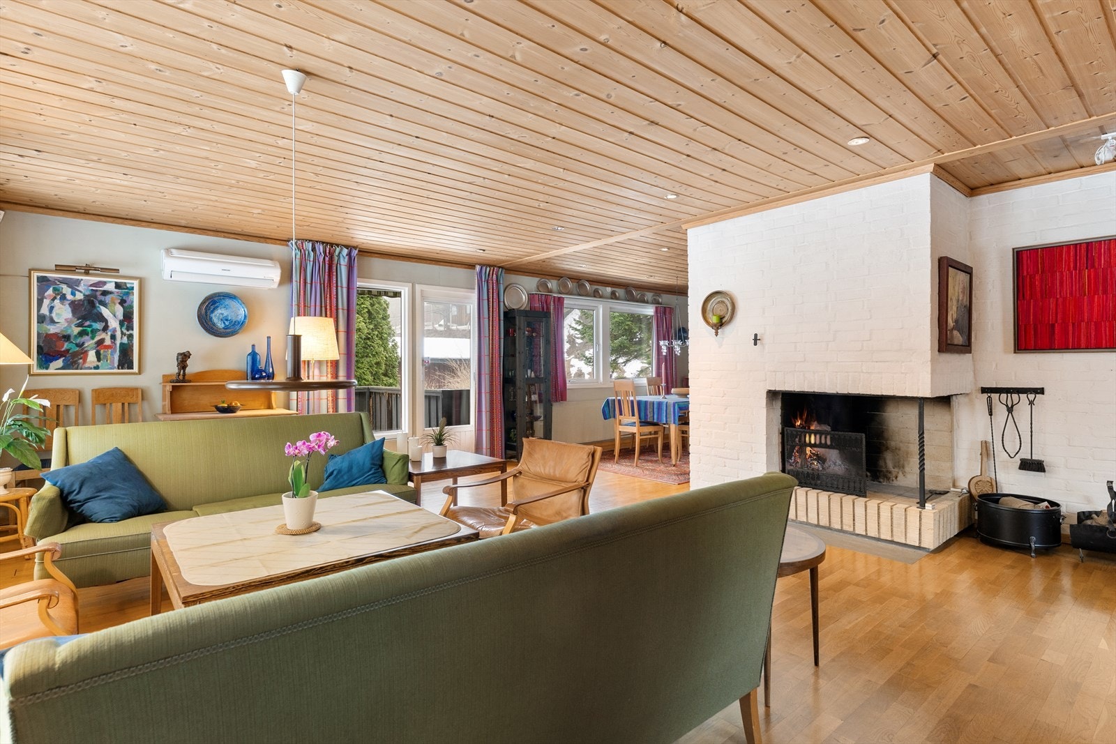 Åpen peis i 1. etasje. som kan ses fra flere kanter i stuen Galleribilde