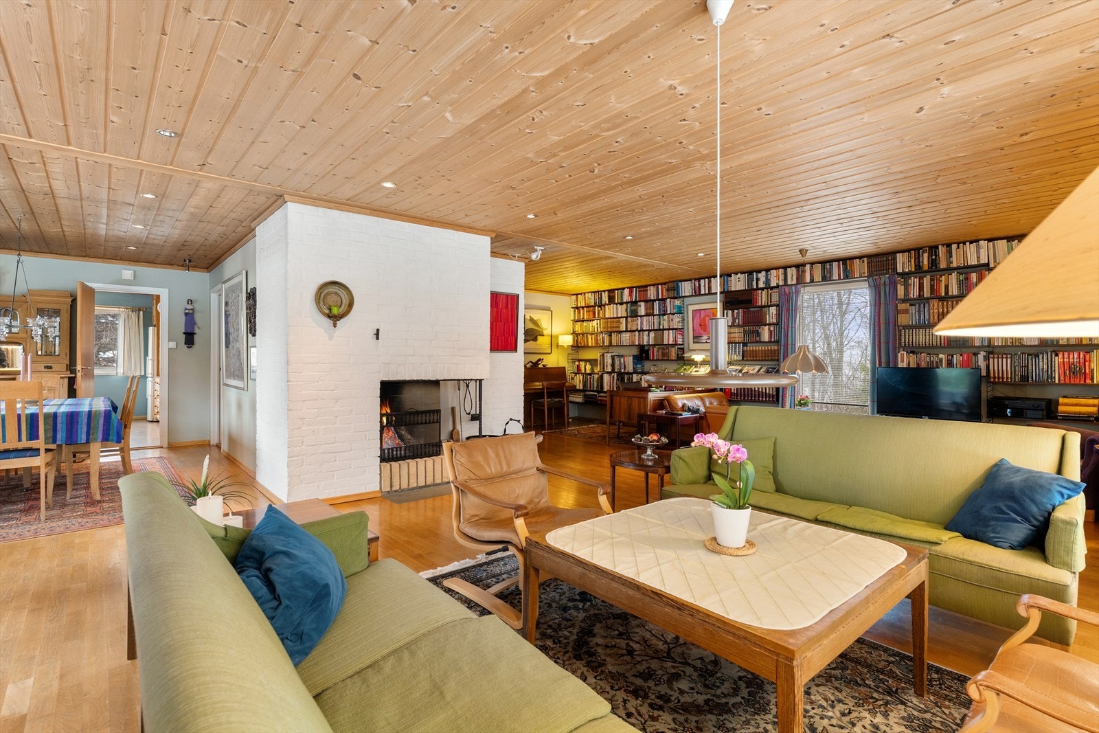 Stuen knytter sammen TV-stue, salong og spiseplass. Galleribilde