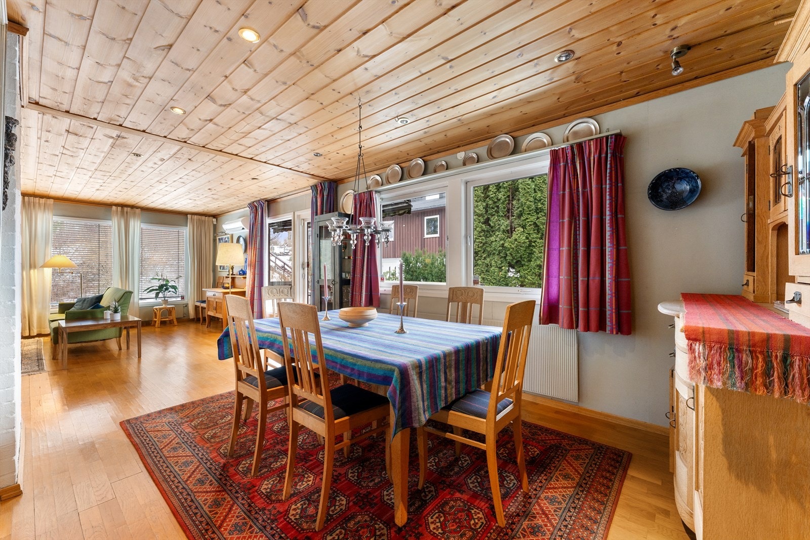 Plass til stort spisebord rett utenfor kjøkkenet Galleribilde