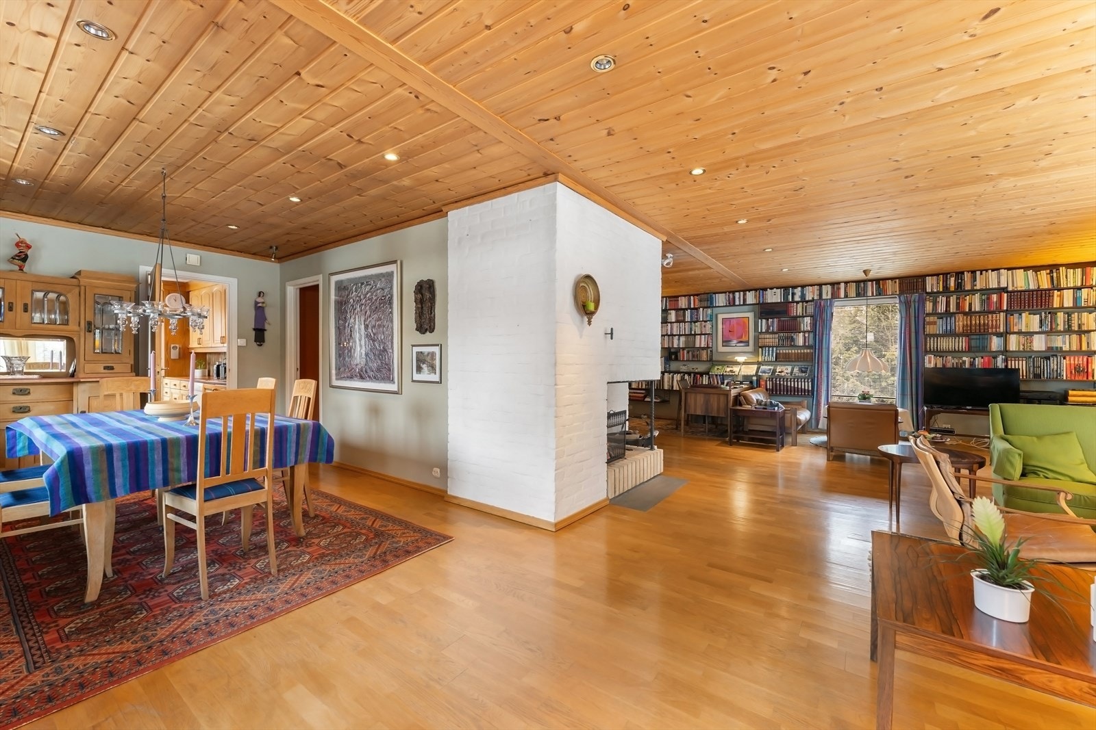 Gulvet er lagt med parkett og veggene er tapetserte. Galleribilde