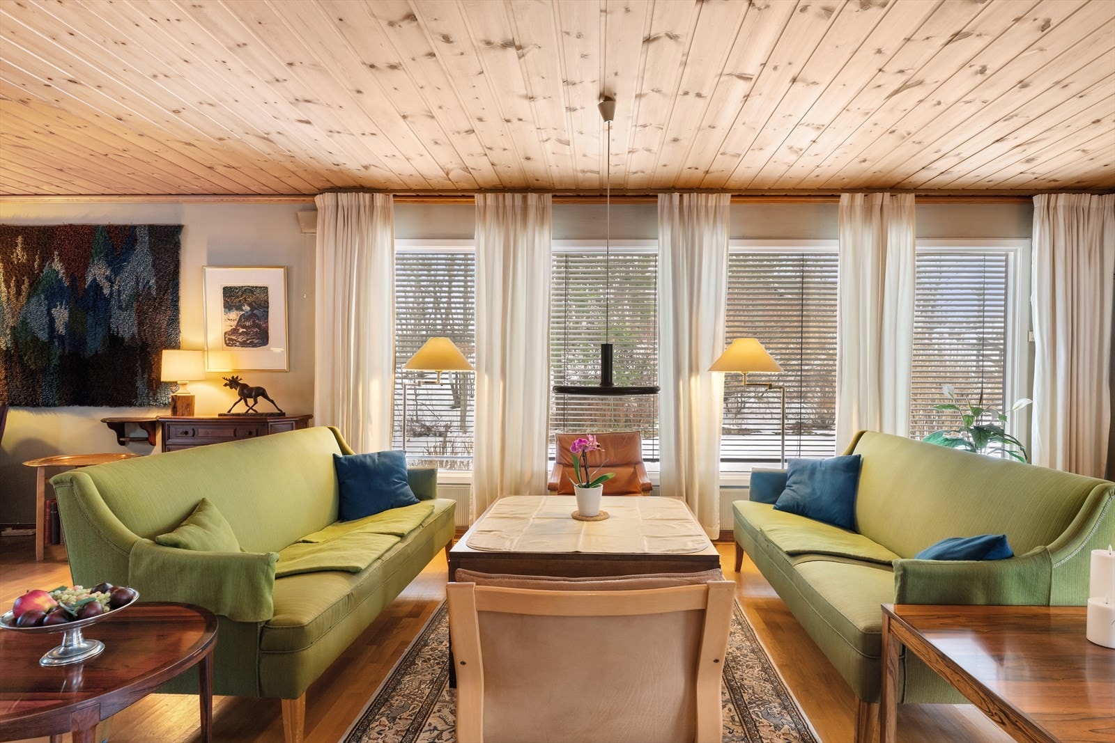 Stuen er meget romslig og har plass for flere sittegrupper Galleribilde