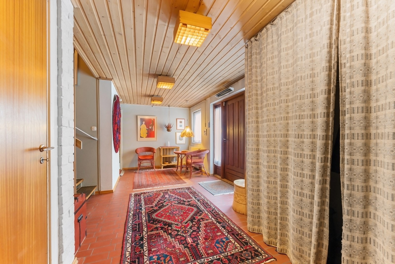 Flislagt gang i underetasjen med adkomst til bod. Galleribilde