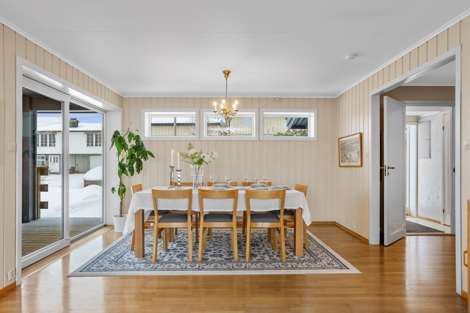 Fra spisestuen er det skyvedør ut til overbygd terrasse. Galleribilde